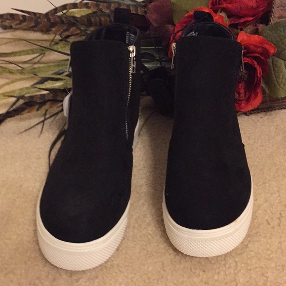 Time and Tru Sneakers - Picture 2 of 8